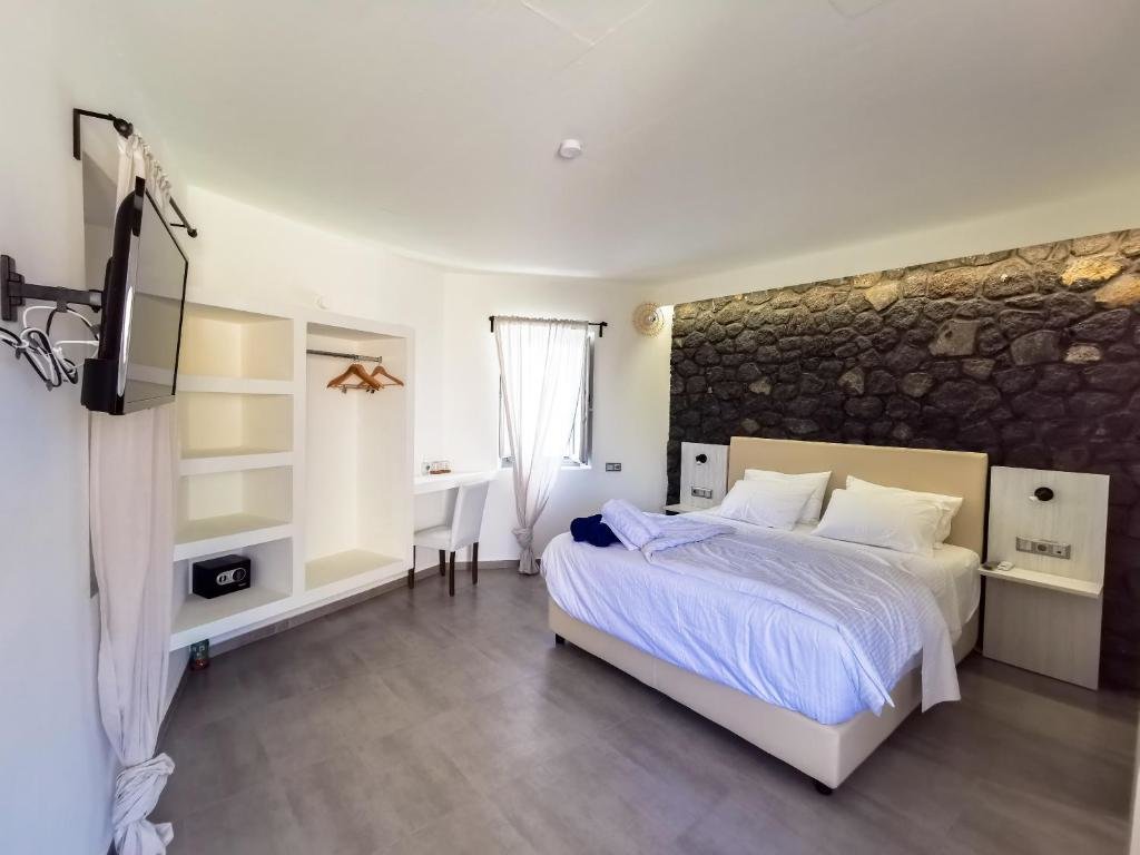 Standard Doppel Zimmer mit Poolblick Noir Santorini