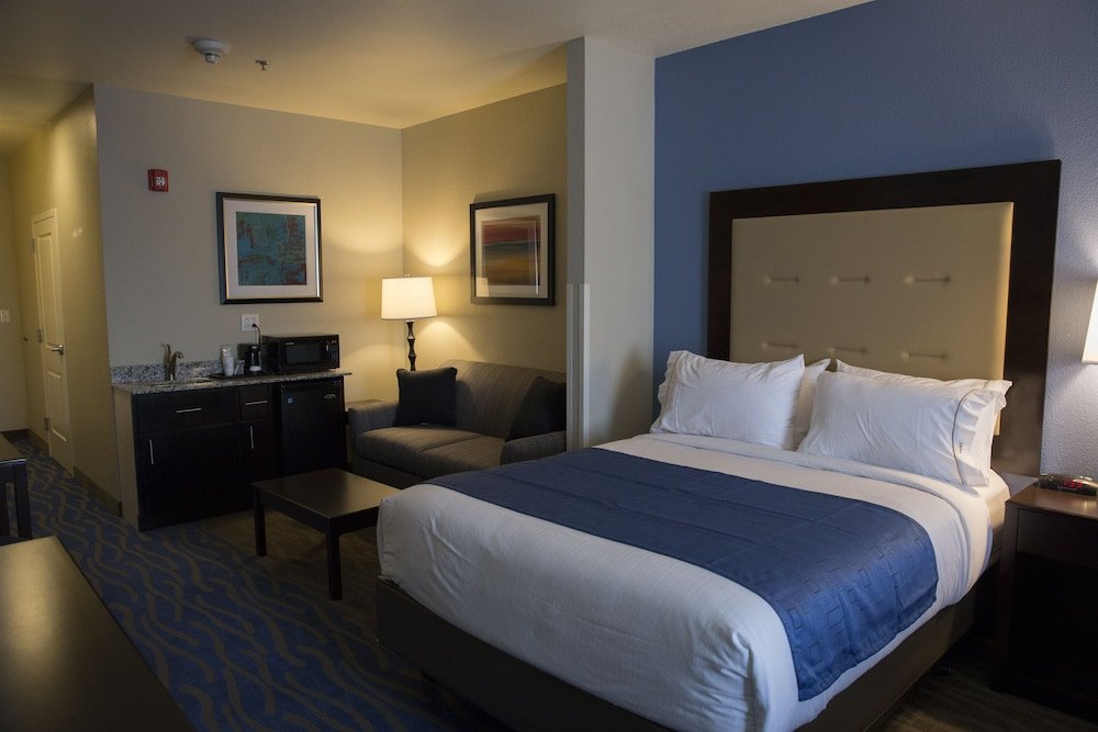 Люкс Holiday Inn Express and Suites Edwardsville, an IHG Hotel