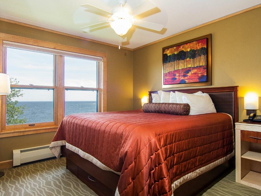 2 Bedrooms Suite with lake view East Bay Suites
