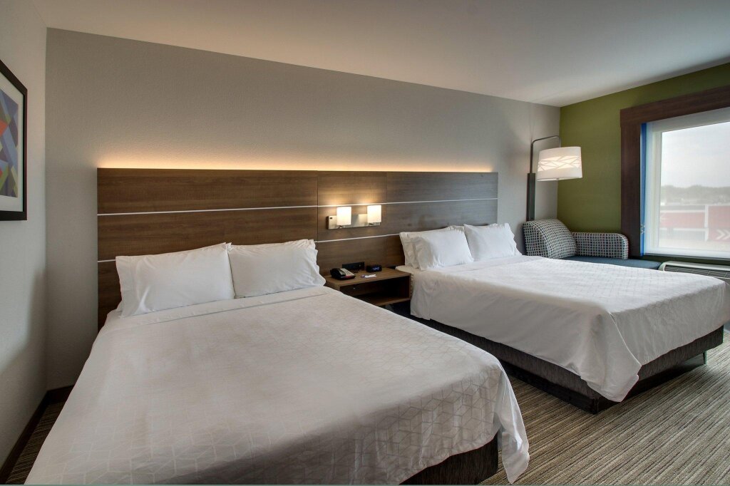 Четырёхместный номер Standard Holiday Inn Express Hotel & Suites Waukegan/Gurnee, an IHG Hotel