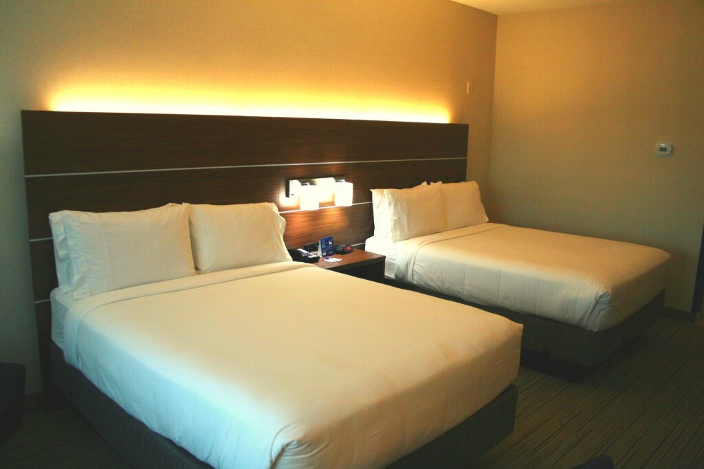 Четырёхместный номер Standard Holiday Inn Express Hotel & Suites Marina, an IHG Hotel