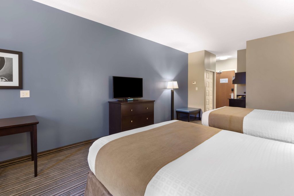 Четырёхместный номер Standard Best Western PLUS Fort Saskatchewan Inn & Suites