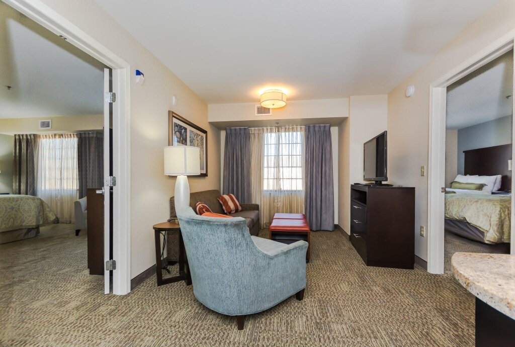 Двухместный люкс с 2 комнатами Staybridge Suites Grand Forks, an IHG Hotel