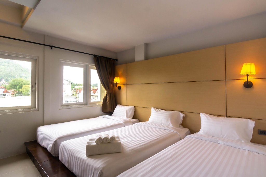Трёхместный номер Standard Montree Phuket Hotel, SHA Extra Plus