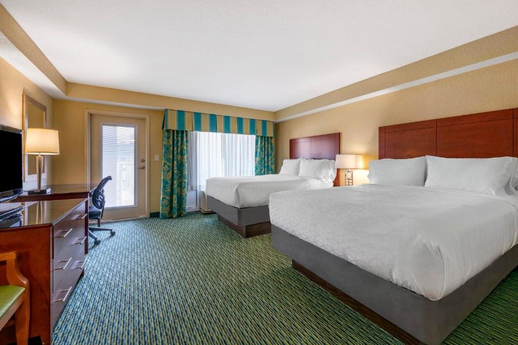 Четырёхместный номер Premium с балконом и с видом на бассейн Holiday Inn Resort Orlando - Lake Buena Vista, an IHG Hotel