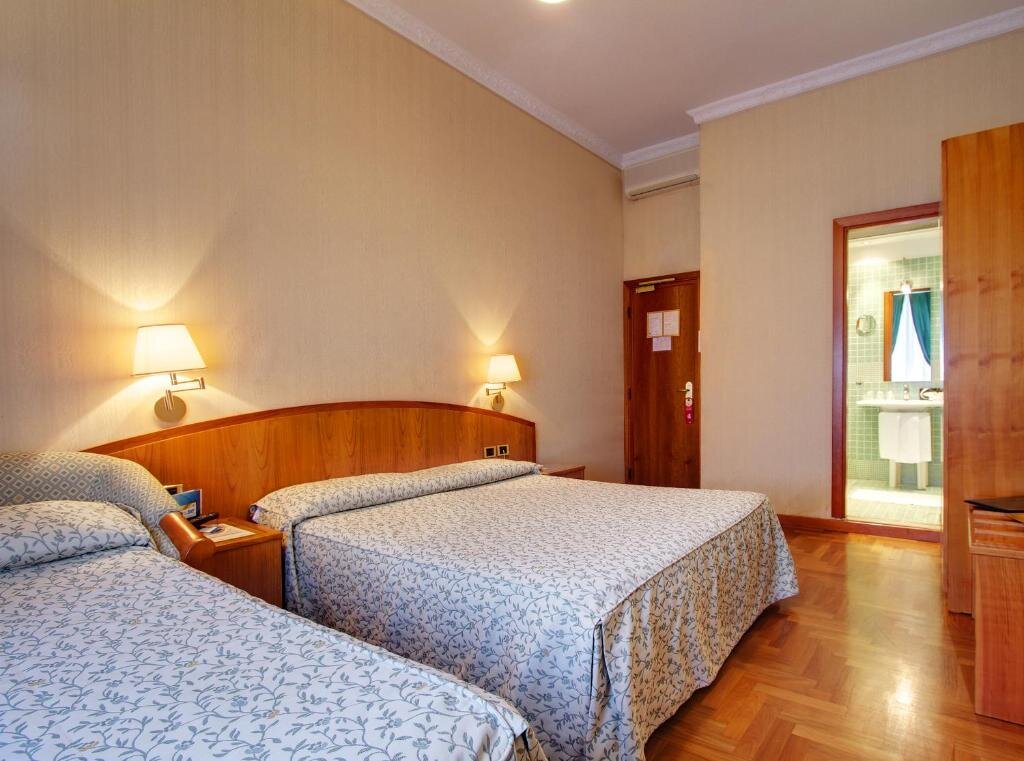 Standard Triple room Hotel Corot