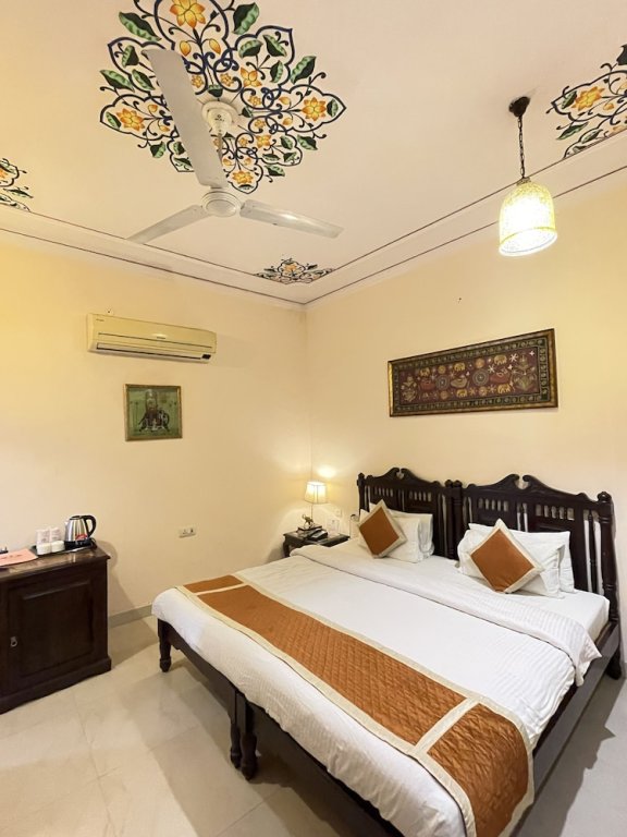 Двухместный номер Deluxe c 1 комнатой с балконом Suryaa Villa Jaipur - A Boutique Heritage Haveli