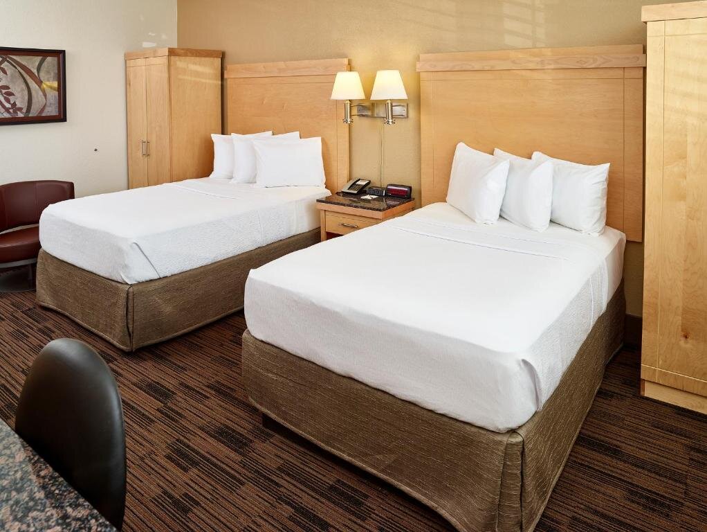 Standard Vierer Zimmer mit Seeblick LivINN Hotel St. Paul - I-94 - East 3M Area