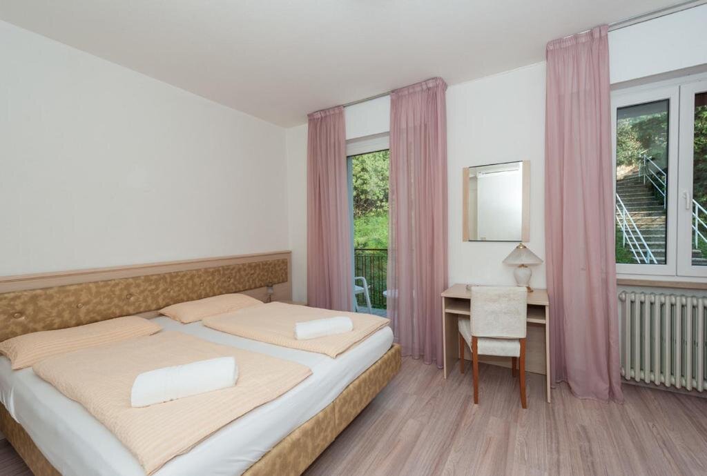 Standard Doppel Zimmer mit Balkon und mit Gartenblick Hotel Villa Carmen