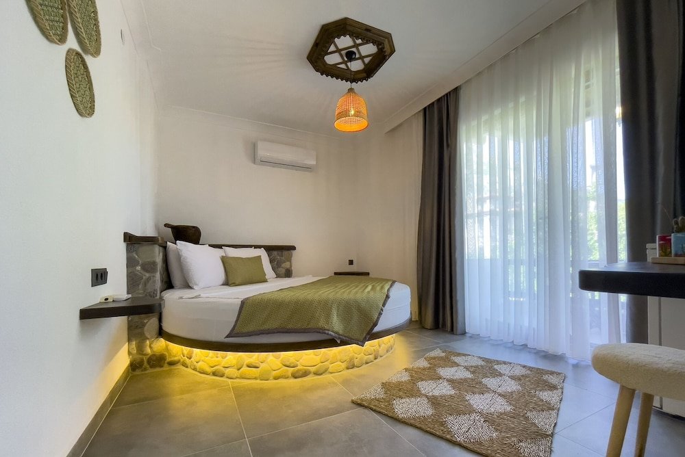 Deluxe Suite with partial sea view Limon Apart