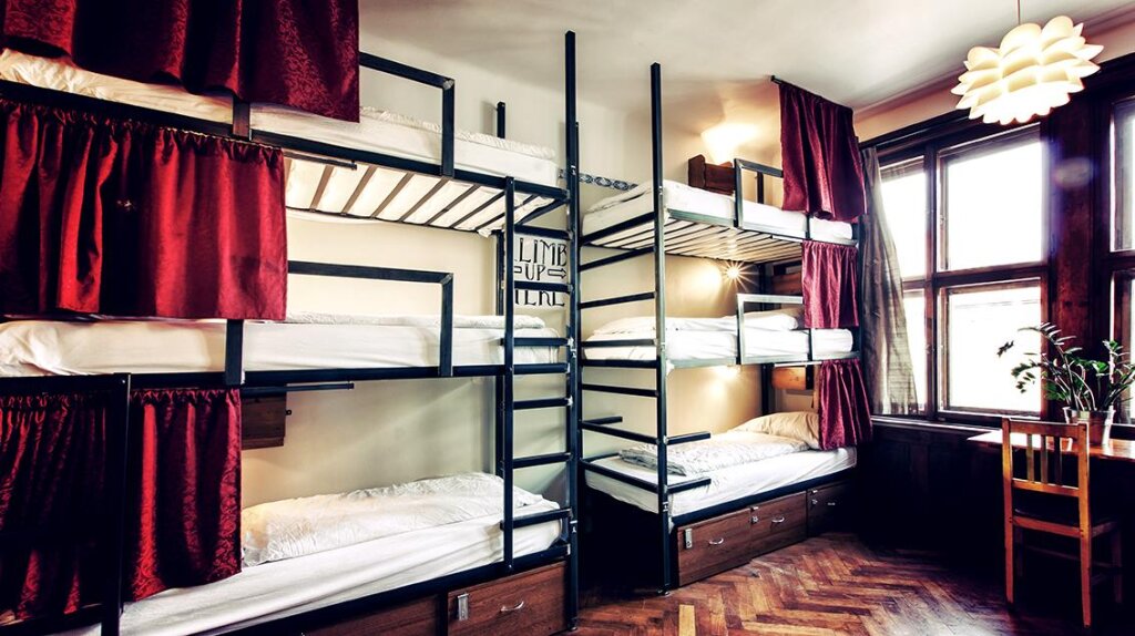 Кровать в общем номере Sir Toby's Hostel