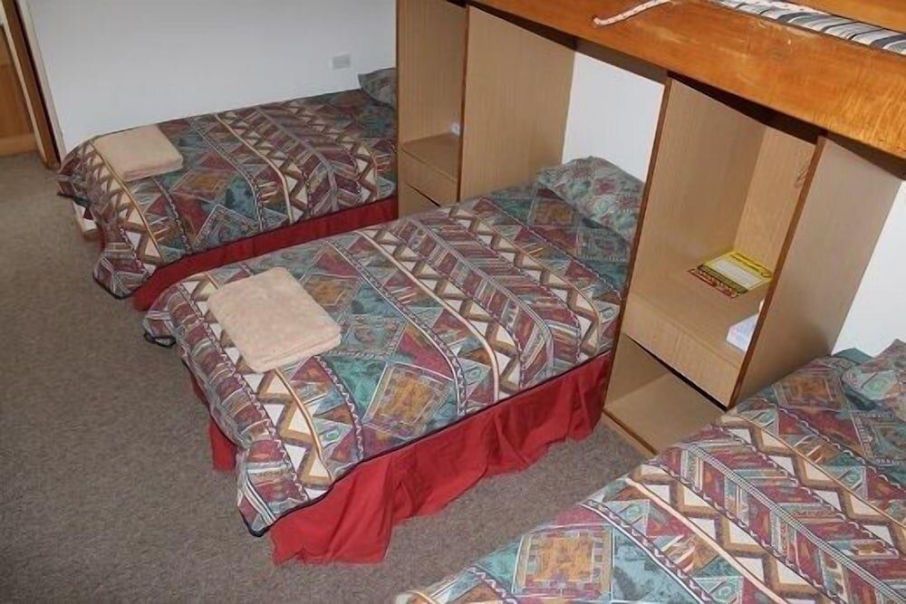 Кровать в общем номере Boonoona Ski Lodge