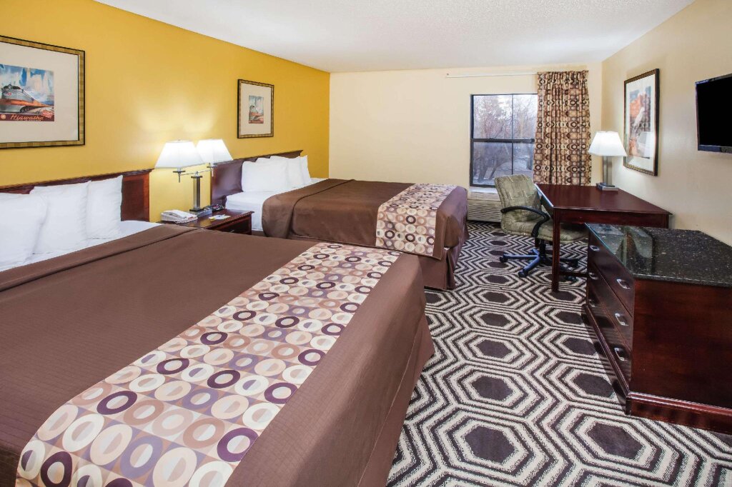 Четырёхместный номер Standard Days Inn & Suites by Wyndham Harvey / Chicago Southland