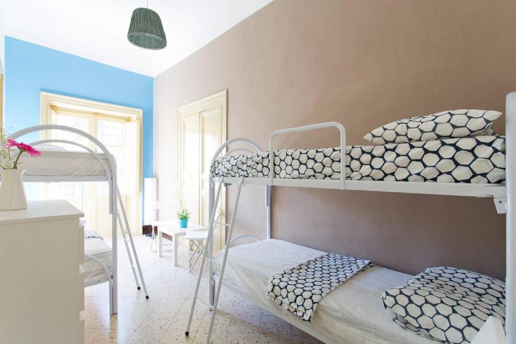 Кровать в общем номере (мужской номер) Sunshine Hostel Palermo
