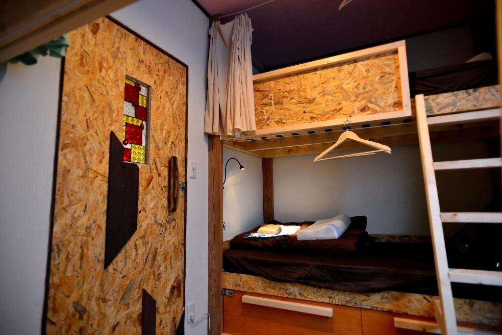 Кровать в общем номере (женский номер) Good Trip Hostel & Bar