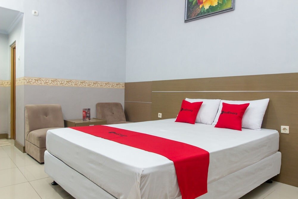 Standard Zimmer RedDoorz near Goa Panggung