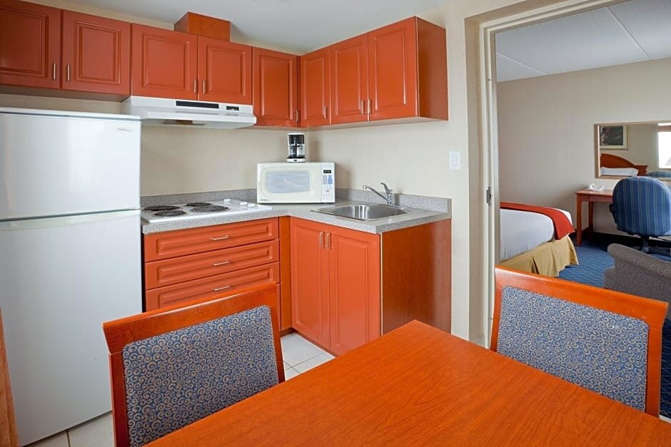 Deluxe Quadruple room Holiday Inn Express Hotel & Suites Barrie, an IHG Hotel