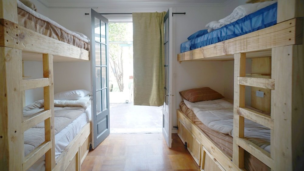 Кровать в общем номере с видом на внутренний двор Tranqui Hostal