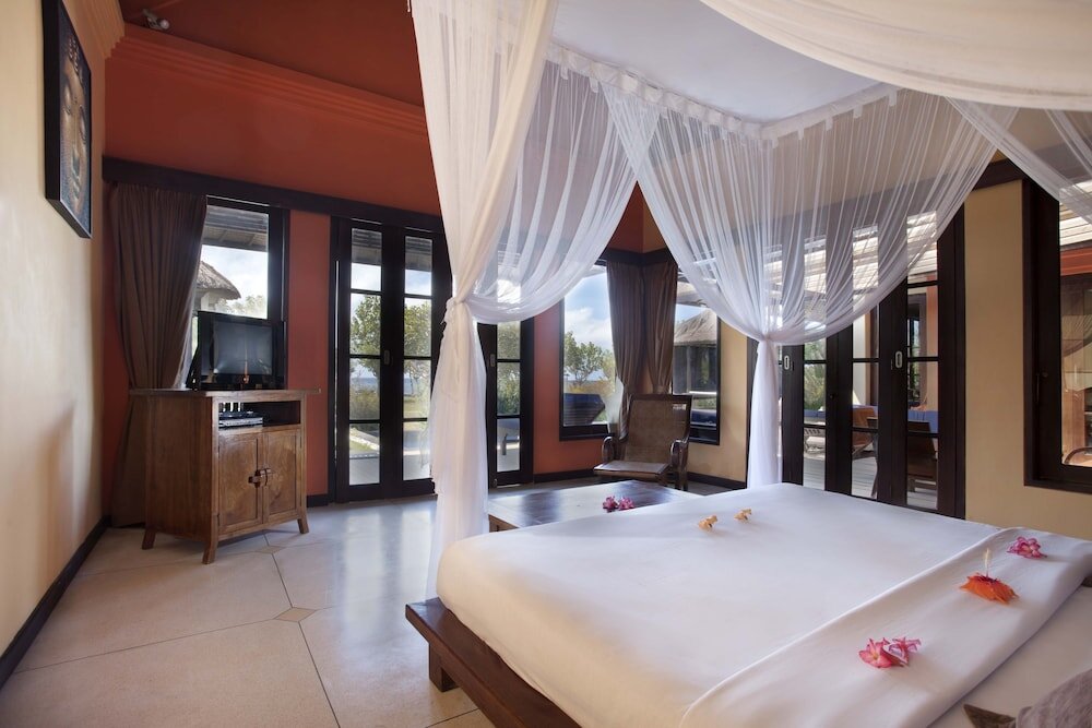 Люкс с балконом и oceanfront Amertha Bali Villas