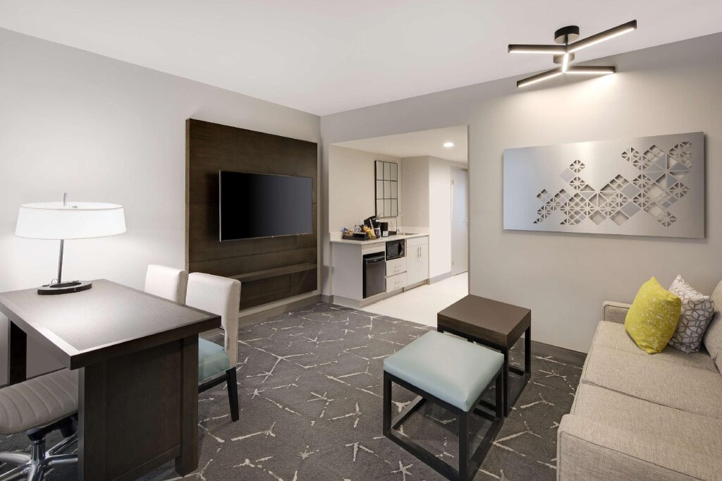 Двухместный люкс Embassy Suites by Hilton Atlanta Perimeter Center