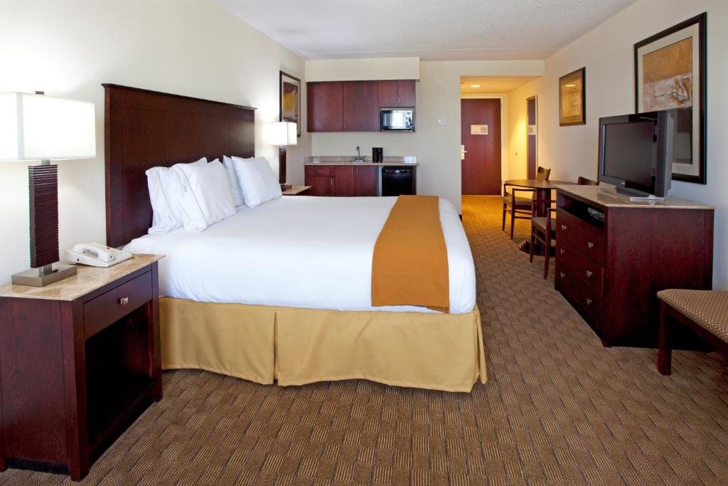 Трёхместный люкс Holiday Inn Express Hotel & Suites Columbus at Northlake, an IHG Hotel