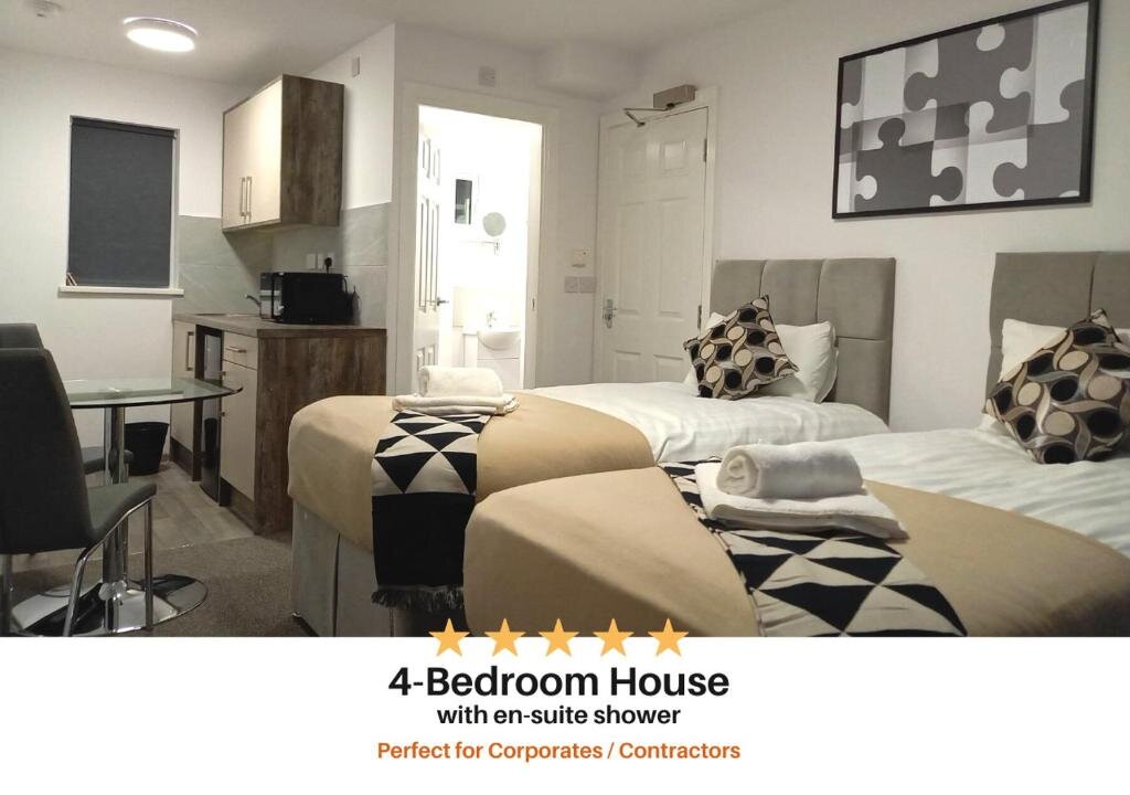 Коттедж Contractor House - Beautifully decorated 4 en-suite bedrooms - Chadburn House by Your Lettings Peterborough