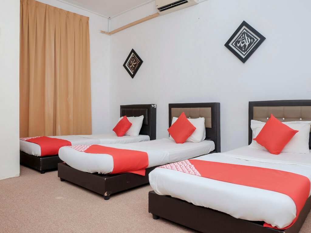 Deluxe Triple room OYO 90180 Gemilang Hotel Kerteh