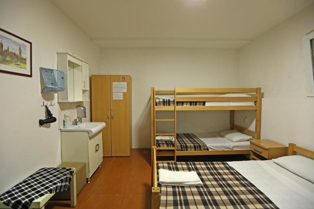 Standard Quadruple room Hostel 42