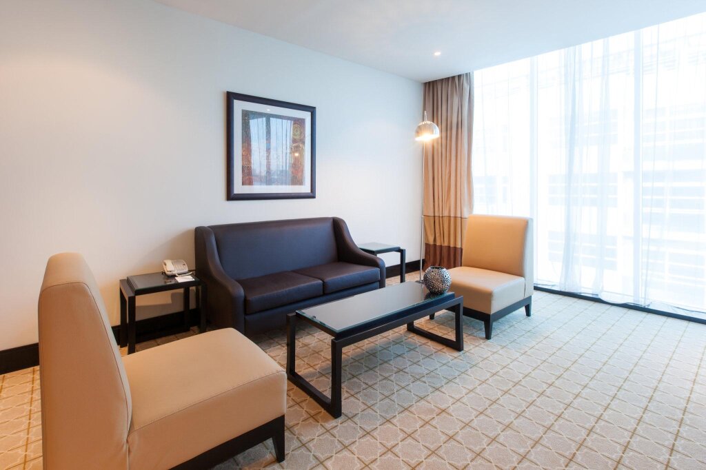 Двухместный люкс c 1 комнатой с балконом Holiday Inn Dubai Al Barsha, an IHG Hotel