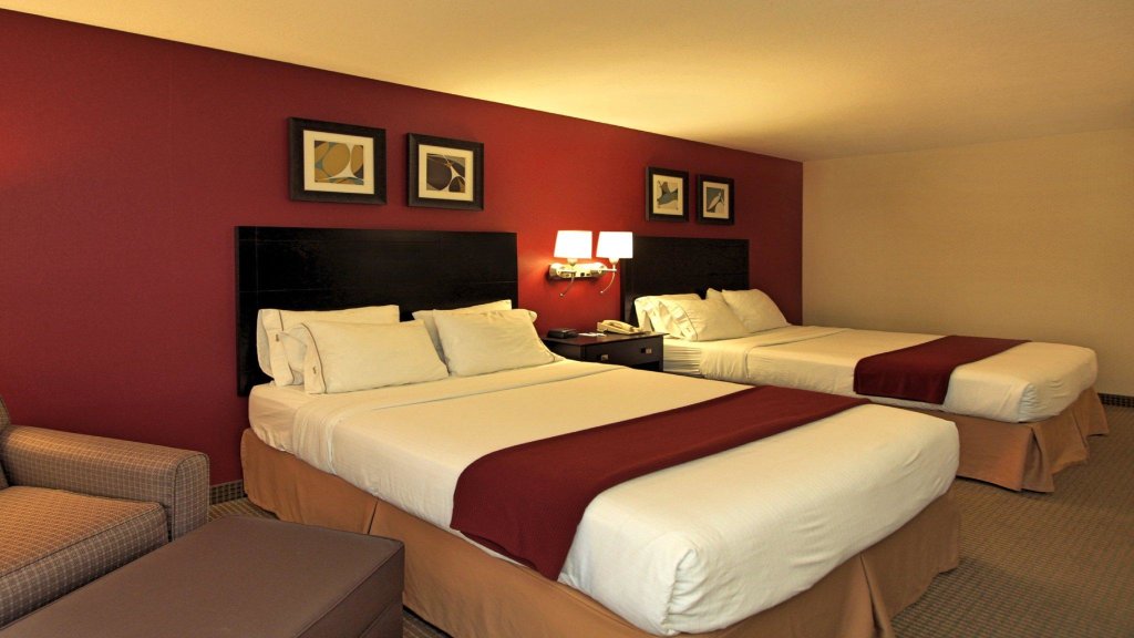 Двухместный номер Standard Holiday Inn Express Hotel & Suites Defiance, an IHG Hotel