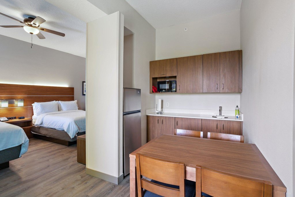 Двухместный номер Standard с 2 комнатами с балконом Holiday Inn Express St. Augustine - Vilano Beach, an IHG Hotel