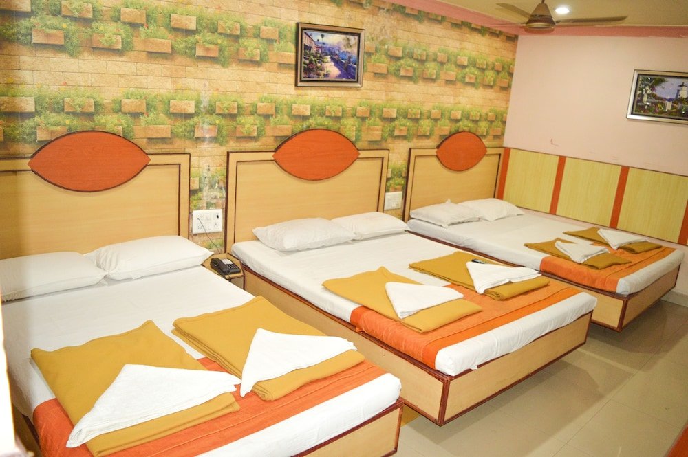 Кровать в общем номере Mallika Residency