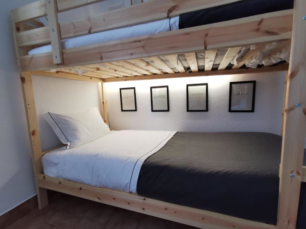 Кровать в общем номере Casa das Portas