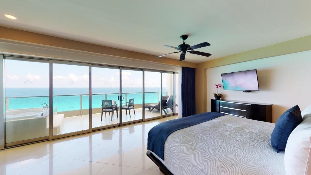 Двухместный люкс oceanfront Seadust Cancun Family Resort
