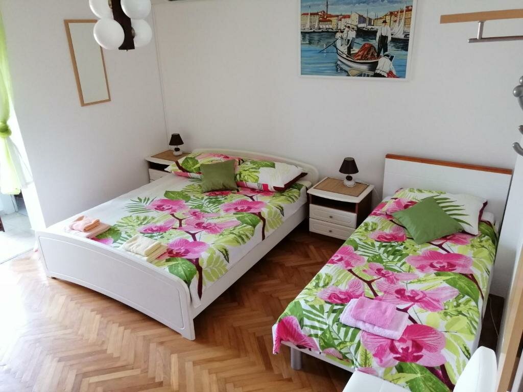 Camera Standard Viktor Rooms and Apartments