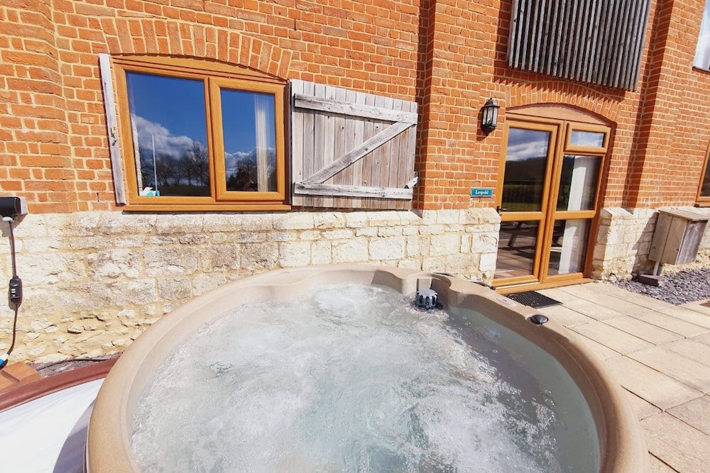 4 Bedrooms Cottage The Victorian Barn, Self-Catering Holidays with Pool and Hot Tubs, Dorset