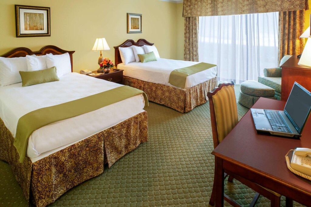 Четырёхместный номер Standard Clarion Hotel & Suites Convention Center Fredericksburg