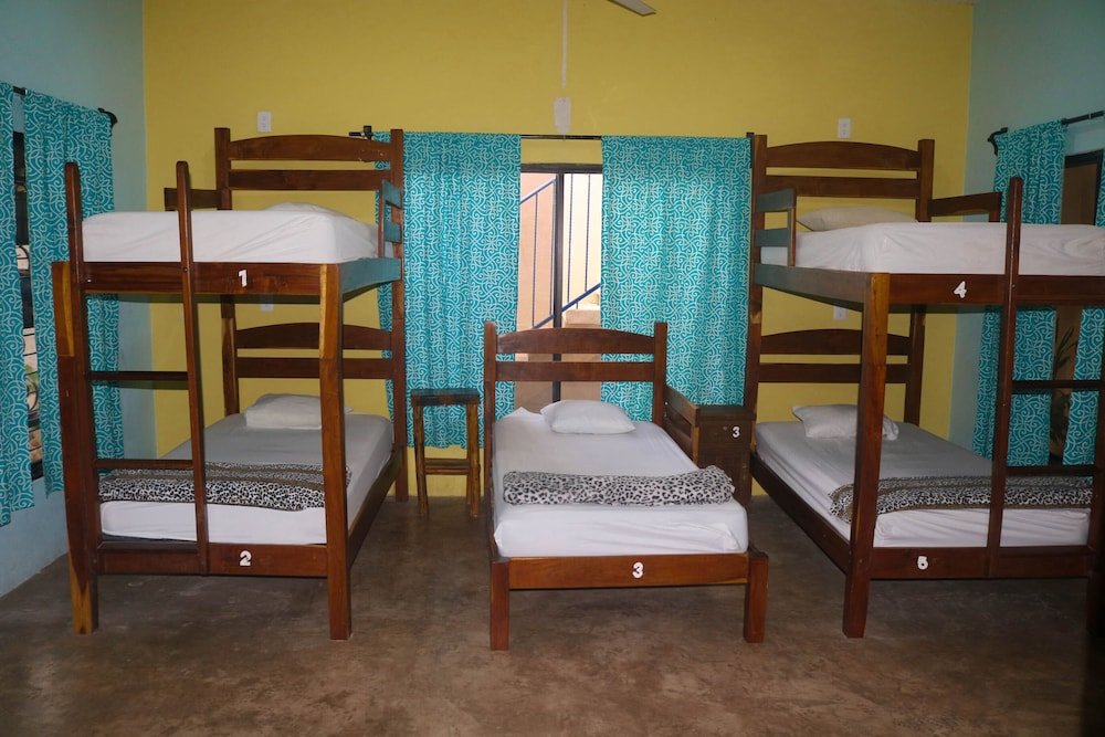 Кровать в общем номере с балконом Hostal Tunich Naj & Hotel