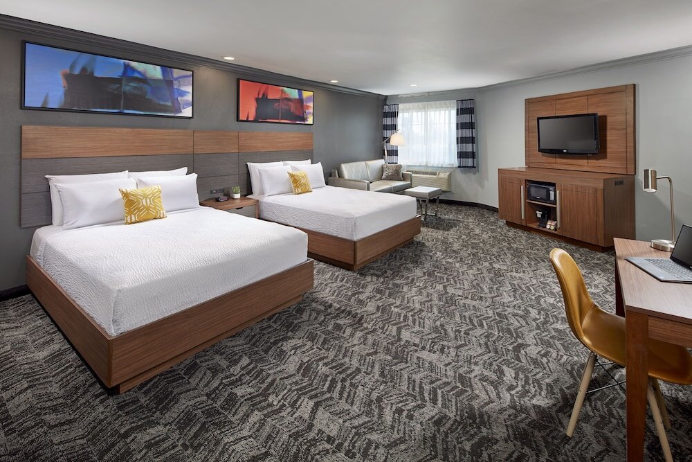 Четырёхместный номер Standard Studio Inn & Suites at Promenade Downey