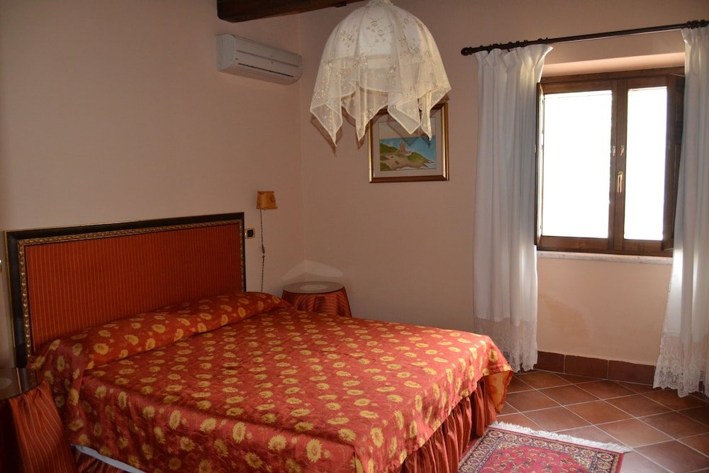 Standard Triple room with balcony Tenuta Pizzogallo