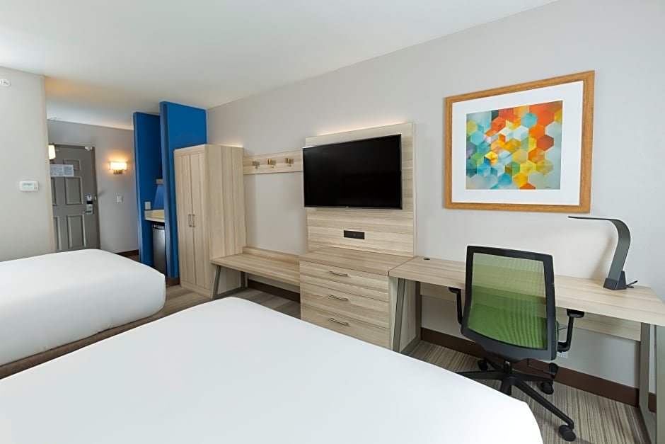 Четырёхместный номер Standard с видом на бассейн Holiday Inn Express & Suites S Lake Buena Vista, an IHG Hotel