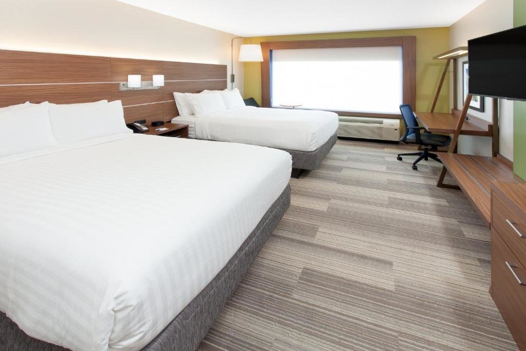 Suite 2 Schlafzimmer Holiday Inn Express and Suites Detroit/Sterling Heights, an IHG Hotel