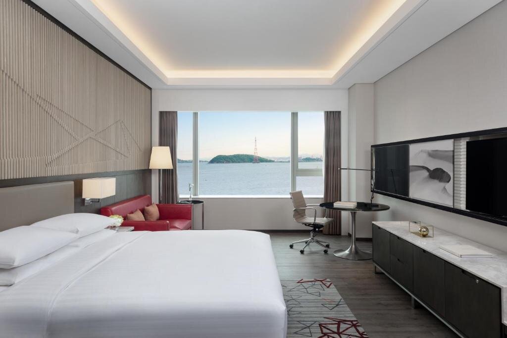 Deluxe Double room with sea view Courtyard by Marriott Xiamen Haicang