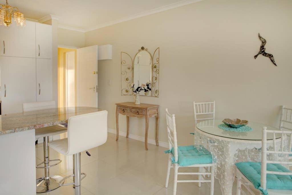 Apartamento L`Azur : Elegant Apartment with Sea View