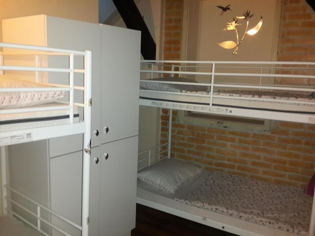 Кровать в общем номере Backpacker Hostel