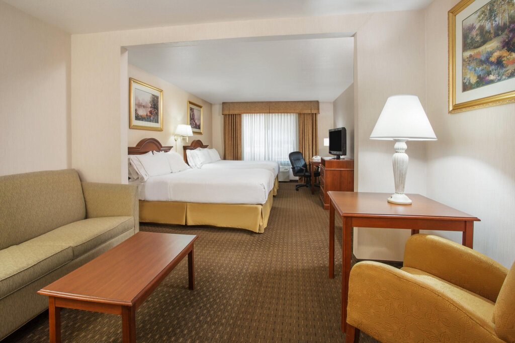 Четырёхместный люкс Holiday Inn Express & Suites Marion, an IHG Hotel