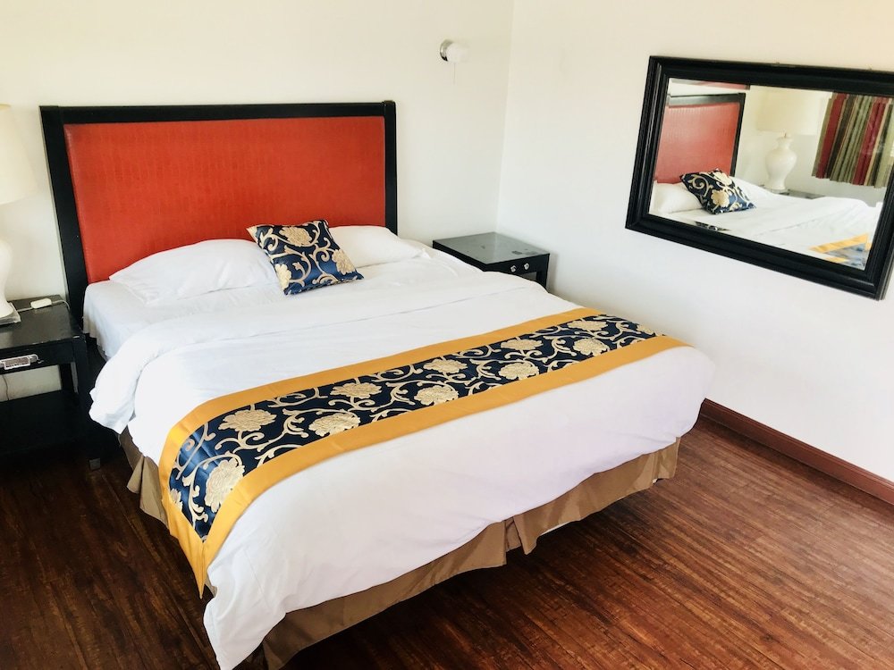 Standard room norwalk inn & suites