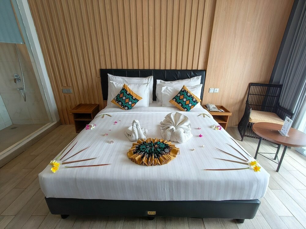 Suite junior Raja Hotel Kuta Mandalika Powered