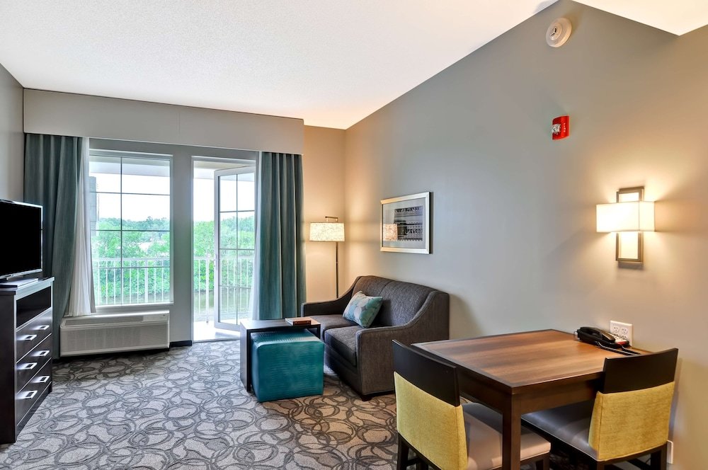 Camera Standard 1 camera da letto con balcone e con vista sul fiume Homewood Suites By Hilton Schenectady