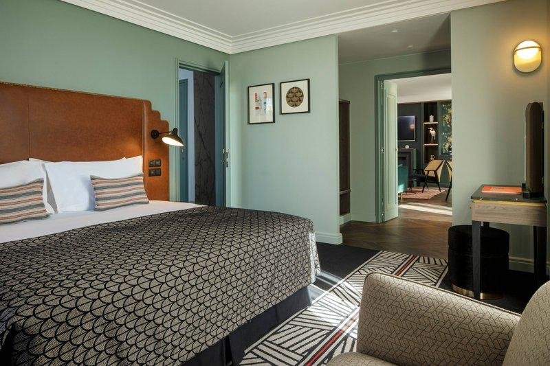 Cama en dormitorio compartido con vista a la ciudad Maison Rouge Strasbourg Hotel & Spa, Autograph Collection